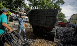 14 ton kabel udara di Jalan Buahbatu dibabat habis