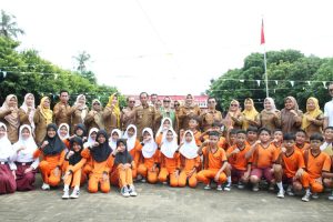 Bupati Lampung Timur, Ela Siti Nuryamah ke SD MIN 2 Lampung Timur dan SD Negeri 2 Pasar Sukadana, Selasa (6/1/2026).