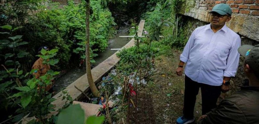 Pemerintah Kota Bandung bersama Kementerian Pekerjaan Umum dan Perusahaan Listrik Negara menyiapkan penanganan terpadu banjir yang bersumber dari anak Sungai Cinambo di Jalan A.H. Nasution Kelurahan Pasir Jati (8/1/2026).