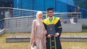 ***Bupati Bandung Barat, Jeje Richie ISmail bersama istri usai dikukuhkan sebagai wisudawan pada prosesi wisuda Universitas Jenderal Achmad Yani (Unjani). ft ist***