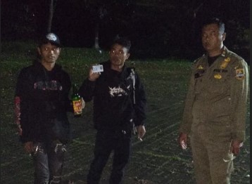 Nekat Tenggak Miras di Komplek Pemda KBB, Dua Pemuda Diciduk Petugas Satpol PP